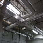 Klimatyzacja i przewody wentylacyjne w budynku