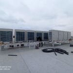 Montaż jednostek klimatyzujących na dachu budynku