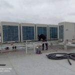 Montaż jednostek zewnętrznych systemu klimatyzacji na dachu