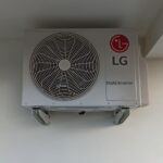 Jednostka zewnętrzna klimatyzatora na elewacji LG
