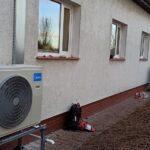 Jednostka zewnętrzna klimatyzatora na elewacji budynku